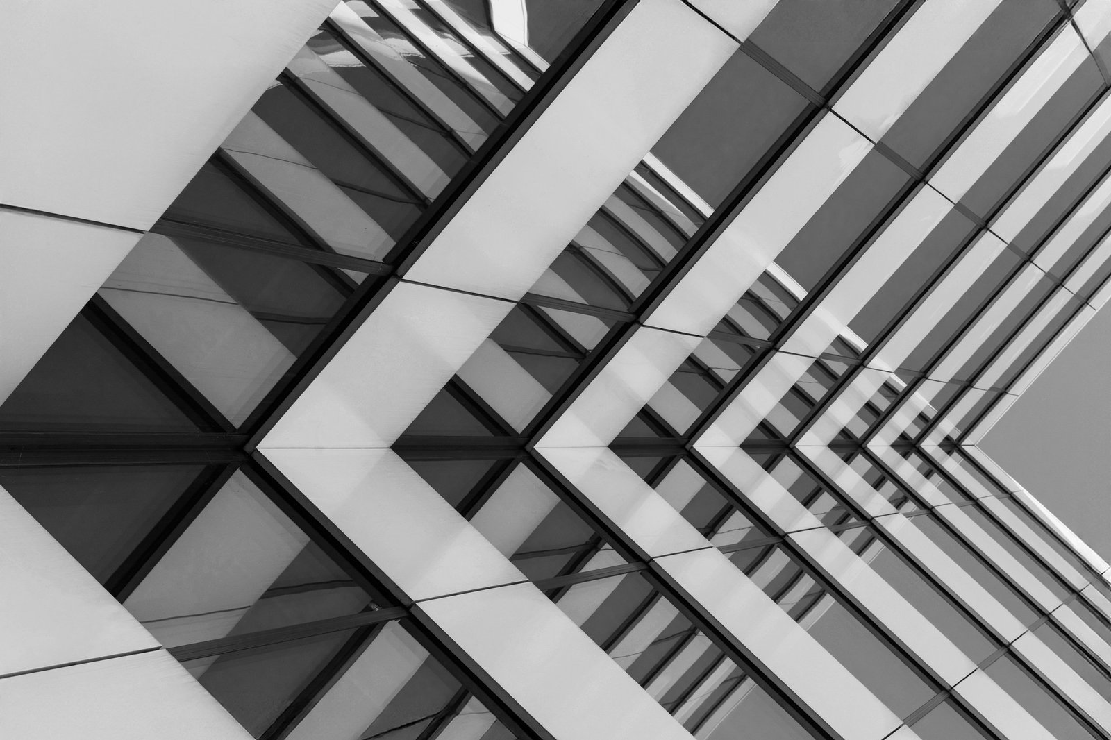 Fachada de edificio en blanco y negro, imagen de portada del libro No es magia, es acción