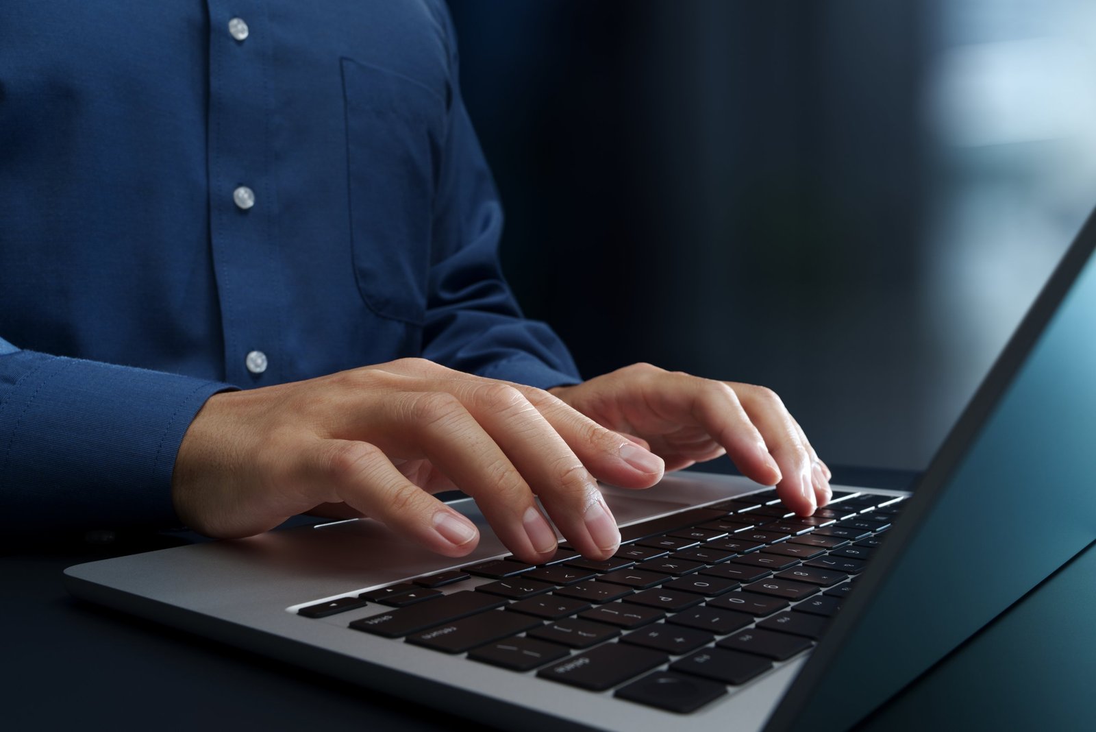 Manos sobre un teclado, en blanco y negro
